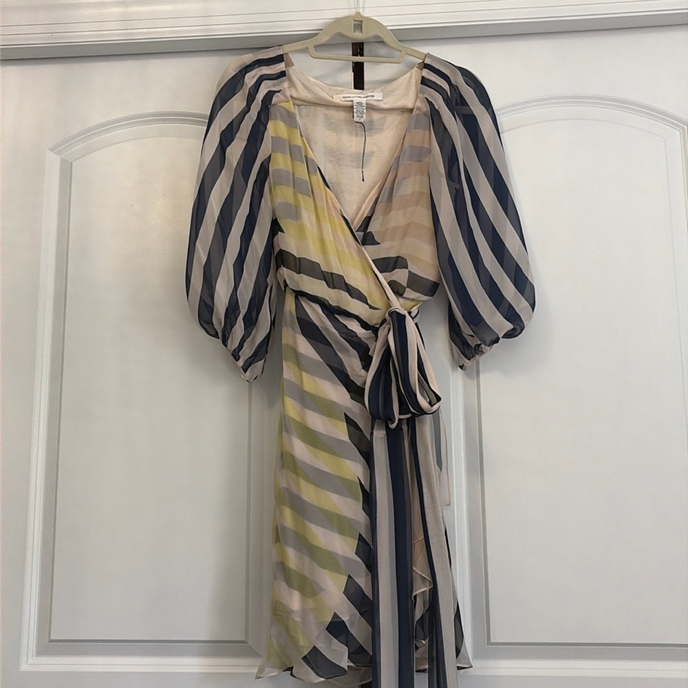 Beautiful Vintage Diane von Furstenberg wrap dress! Beautiful material &colors!